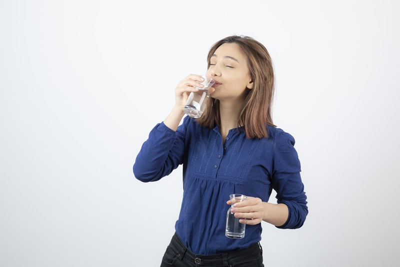 Uống nhiều nước nhưng vẫn khô miệng là do nhiều nguyên nhân khác nhau