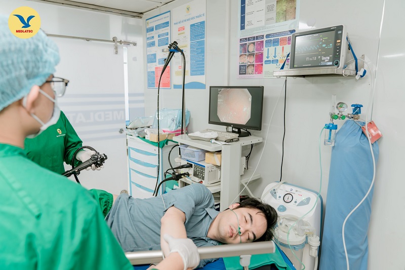 Người bệnh trong quá trình thực hiện nội soi đại tràng 