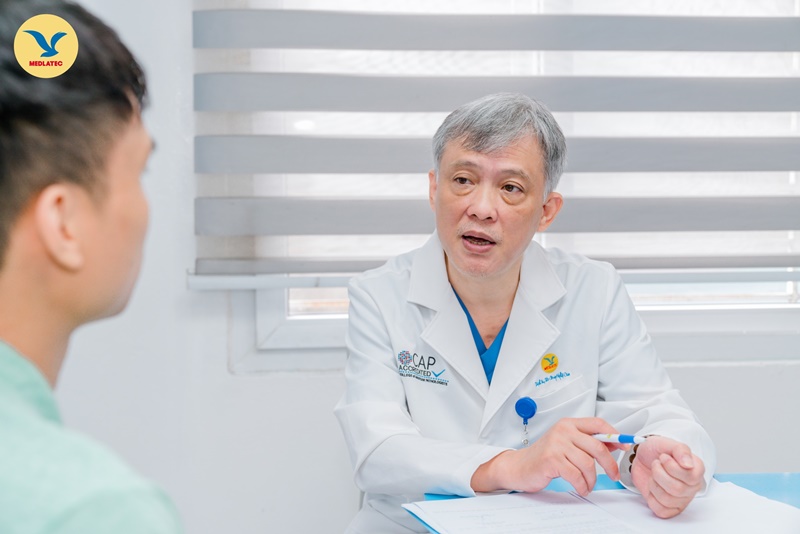 Bạn nên đi khám tai mũi họng nếu có biểu hiện khàn tiếng