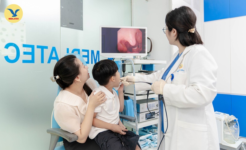 Bác sĩ sẽ thăm khám cho trẻ để kiểm tra xem trẻ cần được nạo VA hay không