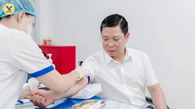 Bệnh nhân dùng thuốc Atorvastatin dài ngày cần kiểm tra sức khỏe định kỳ để đánh giá mức độ tiến triển