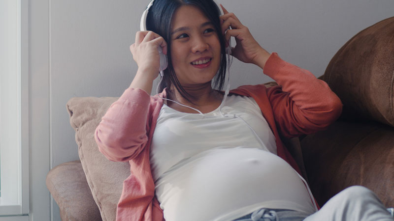 Nghe nhạc có thể giúp mẹ bầu thư giãn và hỗ trợ sự phát triển của thai nhi