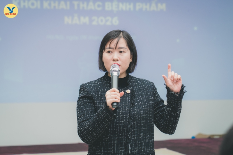 Bà Phạm Thu Hương - Điều dưỡng trưởng Trung tâm tại nhà phổ biến quy chế thi tới các thí sinh