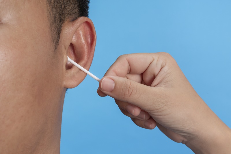 Dùng tăm bông khi ngoáy tai khiến bạn dễ bị viêm tai ngoài
