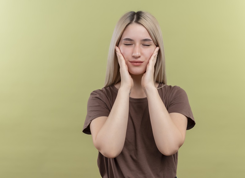 Mát xa để giảm áp lực cho xương hàm