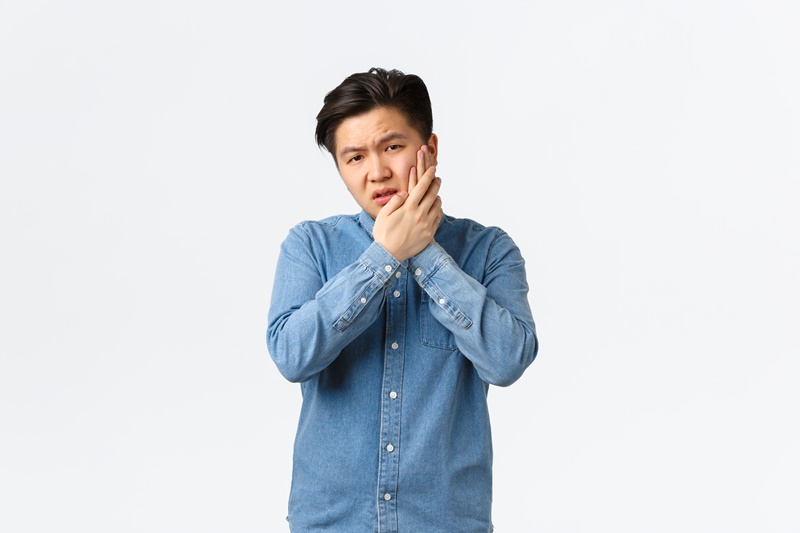 Viêm chân răng có thể gây đau và sưng nướu