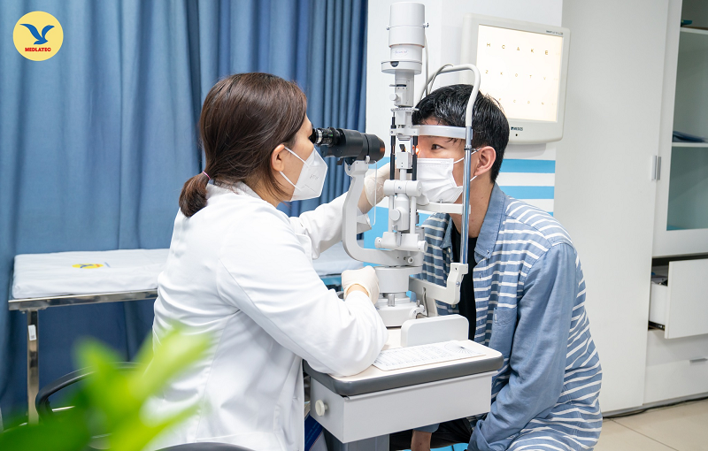 Người bệnh thăm để được bác sĩ hướng dẫn điều trị chắp mắt đúng cách