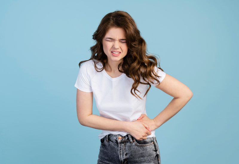 Khi có dấu hiệu đau sát vùng hông và lưng dưới, người bệnh nên thăm khám và tầm soát sỏi thận