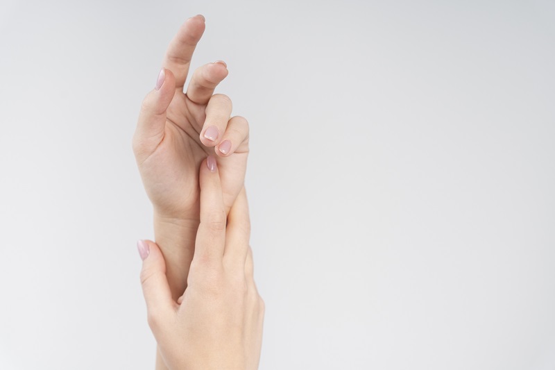 Co rút Dupuytren làm giảm biên độ duỗi của ngón và ảnh hưởng rõ rệt đến chức năng bàn tay.