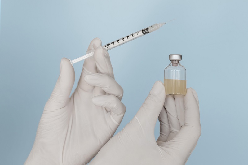 Bác sĩ sẽ đánh giá bàn tay và các ngón để tìm các dấu hiệu đặc trưng của co rút Dupuytren.