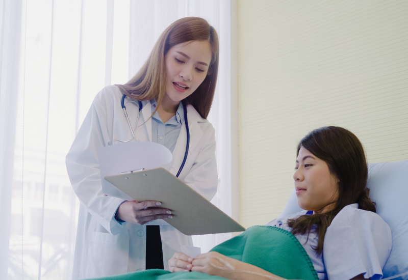 Người bệnh cần tuân thủ nghiêm ngặt phác đồ điều trị, theo dõi sức khỏe sát sao sau mổ u nang buồng trứng