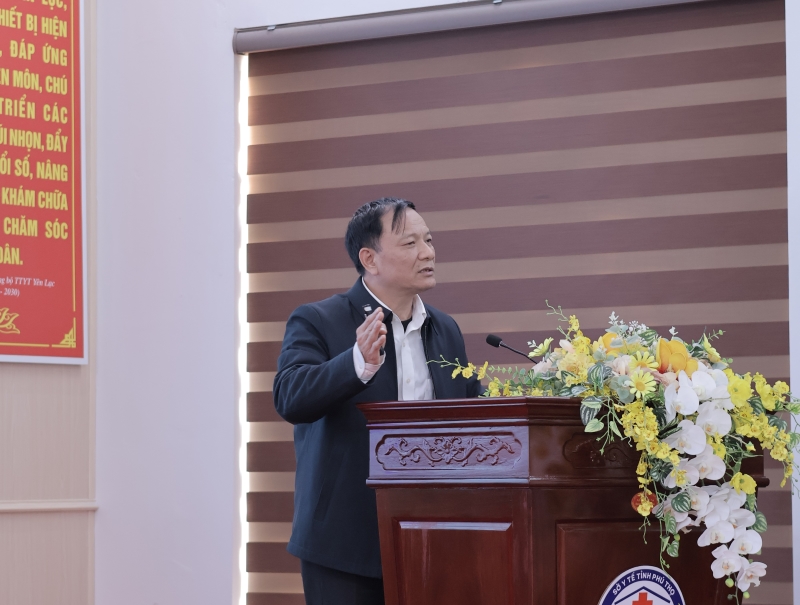 PGS.TS Hoàng Tiến Tuyên trình bày bài báo cáo với chủ đề 