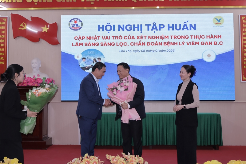 Ban lãnh đạo Trung tâm y tế khu vực Yên Lạc tặng hoa đội ngũ báo cáo viên trong hội nghị 