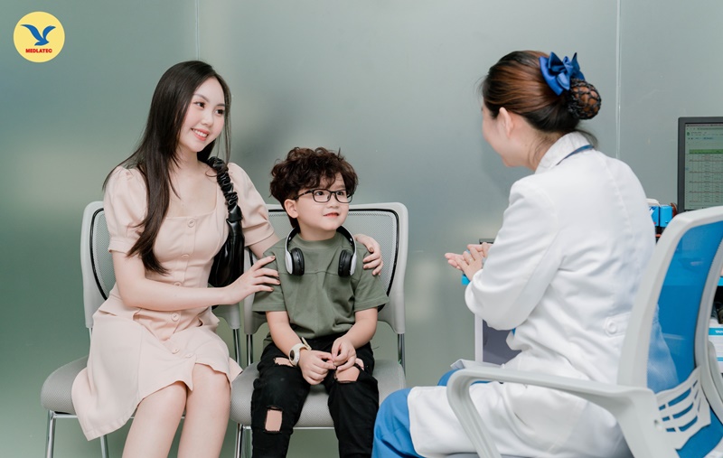 Mẹ nên đưa trẻ đi khám nếu con có biểu hiện bất thường