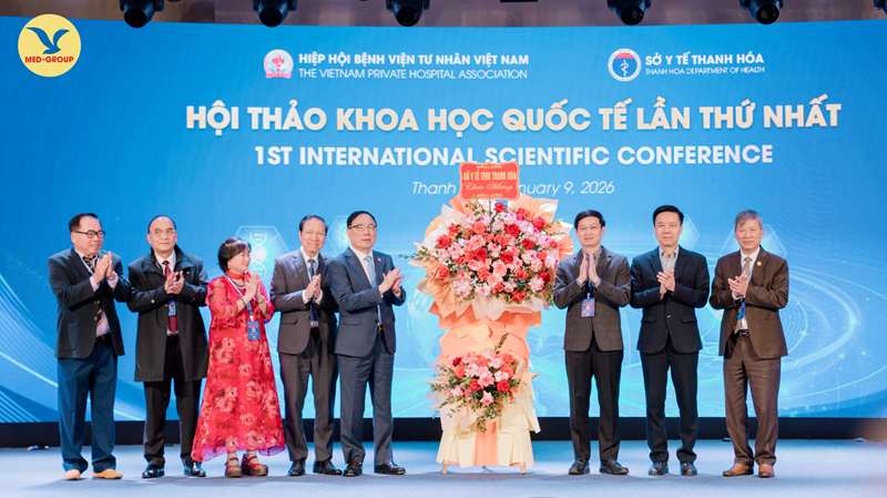 Ban lãnh đạo Hiệp hội Bệnh viện tư nhân nhận lãng hoa chúc mừng từ Bộ Y tế 