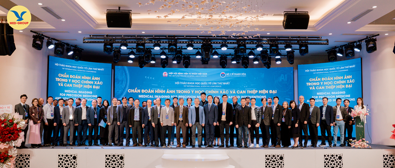 Các đại biểu chụp hình lưu niệm  