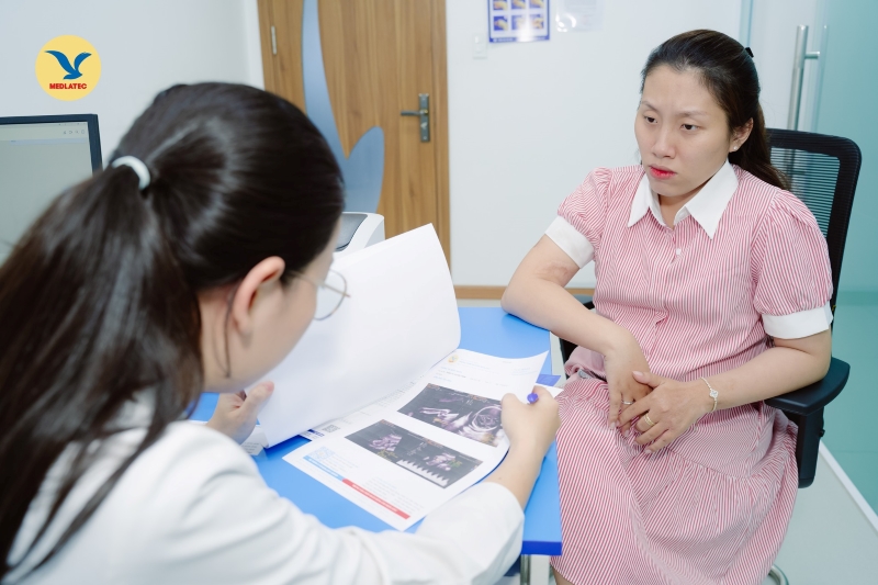 Bác sĩ sản khoa tư vấn kết quả cho mẹ bầu sau siêu âm