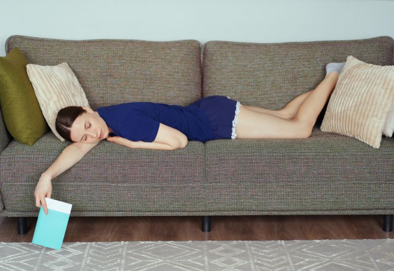 Nằm sấp tạo áp lực lên vùng bụng và tử cung