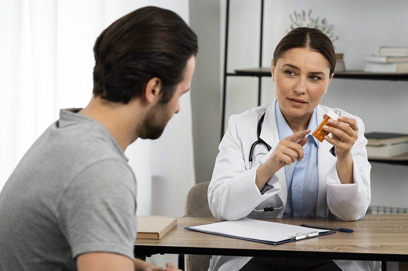 Người bệnh trong quá trình lắng nghe bác sĩ hướng dẫn điều trị viêm gan