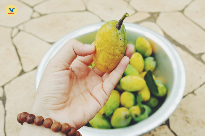 Quả muỗm có hình dáng tương tự quả xoài nhưng nhỏ hơn và có mùi thơm đặc trưng hơn.