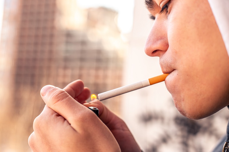 Hút thuốc lá là một trong những yếu tố nguy cơ quan trọng nhất của viêm quanh răng.