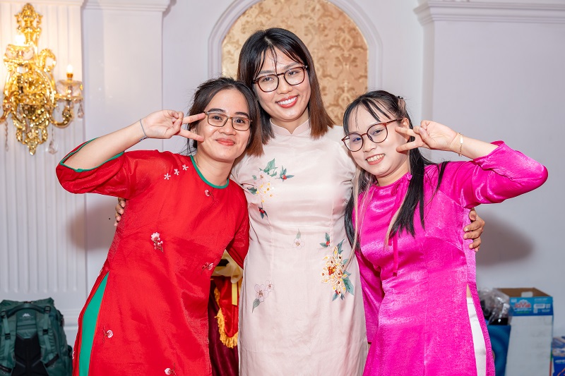 PTGĐ Vũ Thị Phượng – CTCP Trung Tín, Giám đốc Chi nhánh BVQT DOLIFE (người ở giữa), người lãnh đạo chọn đồng hành bằng trải nghiệm và sự thấu hiểu.