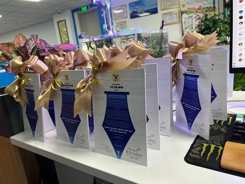 Món quà MEDLATEC tri ân những người viết lách năm 2025, mừng 100 năm Báo chí Cách mạng Việt Nam.