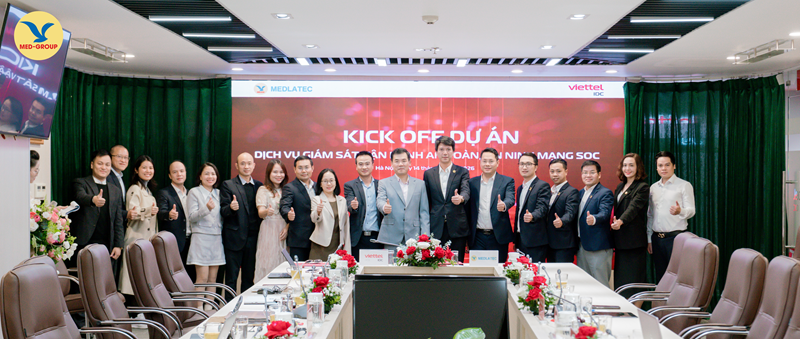 Đại diện hai đơn vị chụp hình lưu niệm