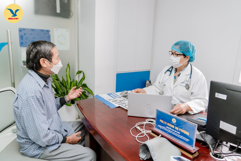 Bệnh nhân được bác sĩ tư vấn kết quả chẩn đoán và phác đồ điều trị u nhú