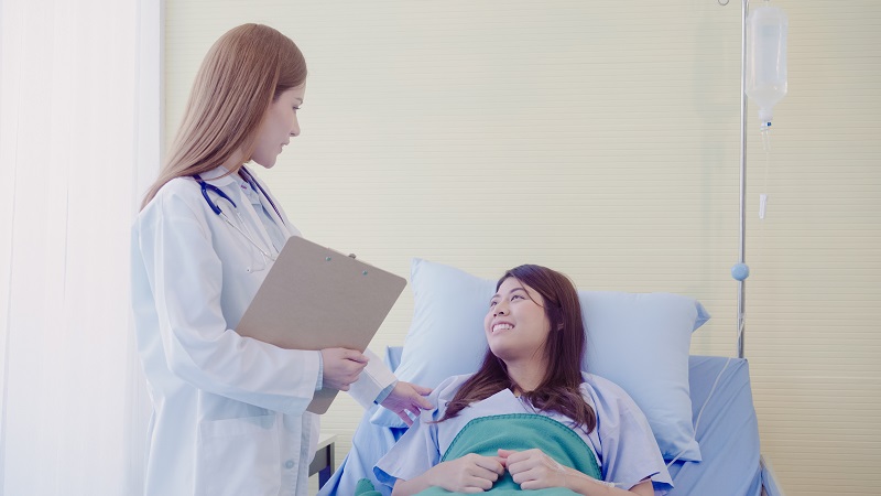 Bệnh nhân được bác sĩ hẹn lịch khám và hướng dẫn chăm sóc sau điều trị u nang buồng trứng