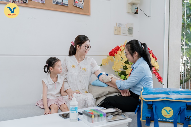 Mẹ bầu có thể đặt lịch lấy mẫu xét nghiệm tại nhà để tiết kiệm thời gian