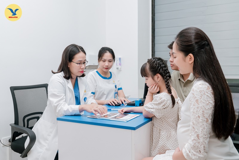 Mẹ bầu nên đi khám thai thường xuyên để theo dõi sự phát triển của thai nhi