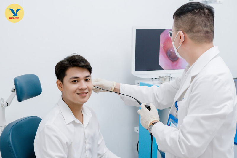 Người bệnh cần đi khám sớm khi viêm tai giữa kèm sốt cao, đau tai dữ dội hoặc chảy mủ tai.