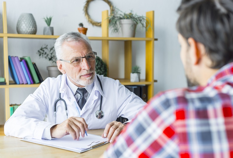 Người bệnh được bác sĩ giải thích và hướng dẫn phác đồ điều trị u nhú