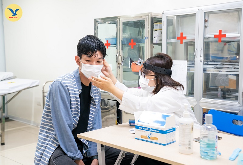 Sau khi đã được bác sĩ chỉ định, bệnh nhân mới cần dùng thuốc nhỏ điều trị viêm tai giữa