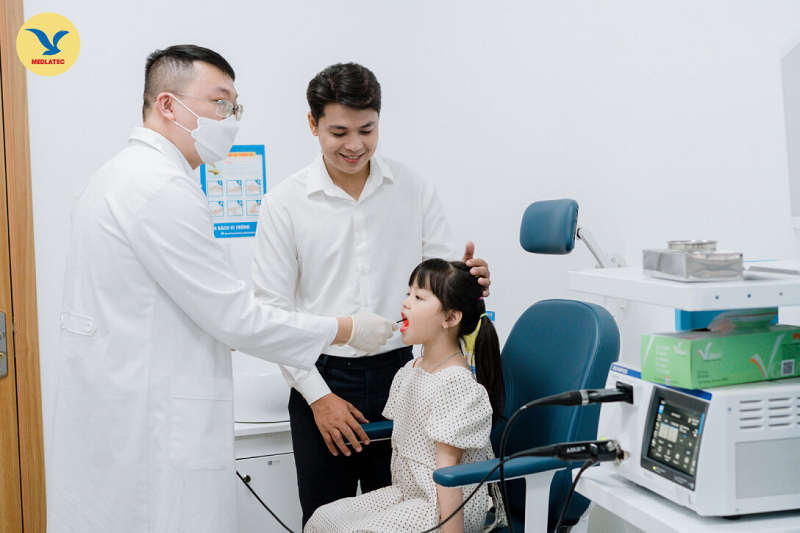 Trẻ được bác sĩ thăm khám để chẩn đoán và điều trị viêm họng đúng hướng