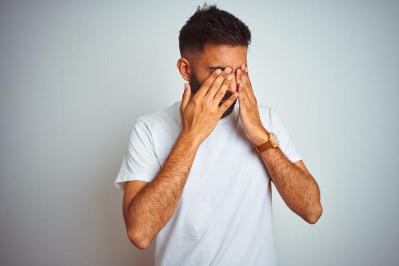 What are the common symptoms of acute sinusitis that includes a fever?