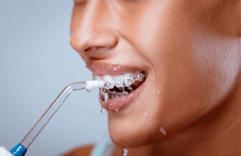 Bạn đọc nên ưu tiên sử dụng chỉ nha khoa hoặc tăm nước để tăng hiệu quả làm sạch