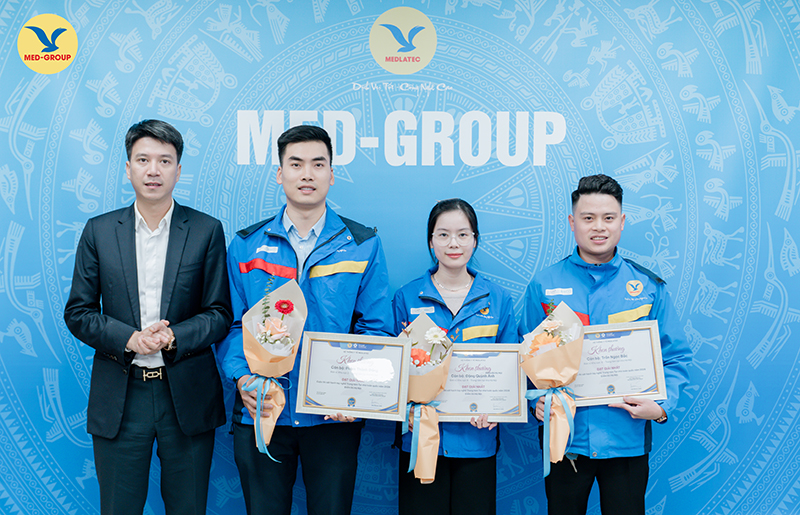 TS. Nguyễn Trí Anh - Tổng Giám đốc MEDLATEC Group trao giải cho các cán bộ đạt giải Nhất