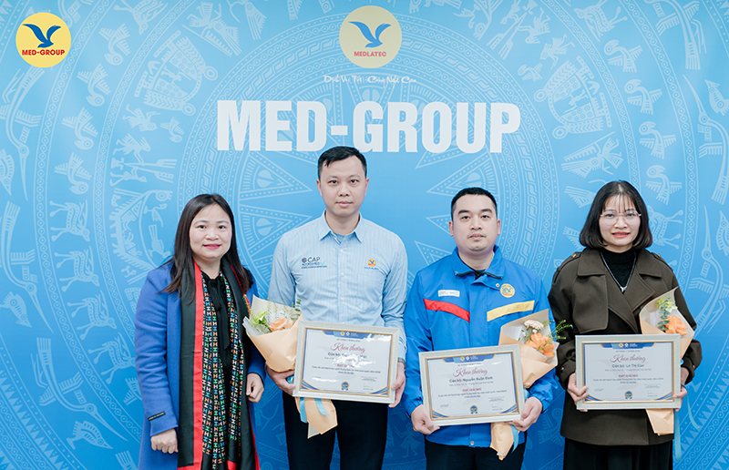 ThS.BSCKII. Nguyễn Thị Kim Len - Phó Tổng Giám đốc MEDLATEC Group trao giải cho các cán bộ đạt giải Nhì cuộc thi
