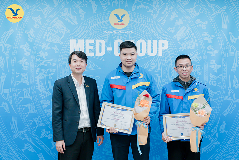Ông Nguyễn Duy Hùng - Phó Tổng Giám đốc MEDLATEC Group trao giải cho các cán bộ đạt giải Ba