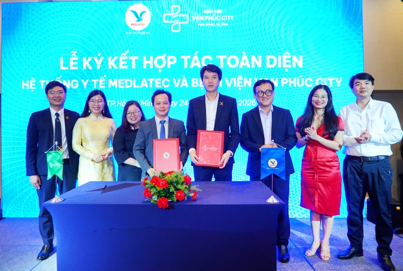 Lãnh đạo của hai đơn vị trong Lễ ký kết hợp tác chiến lược