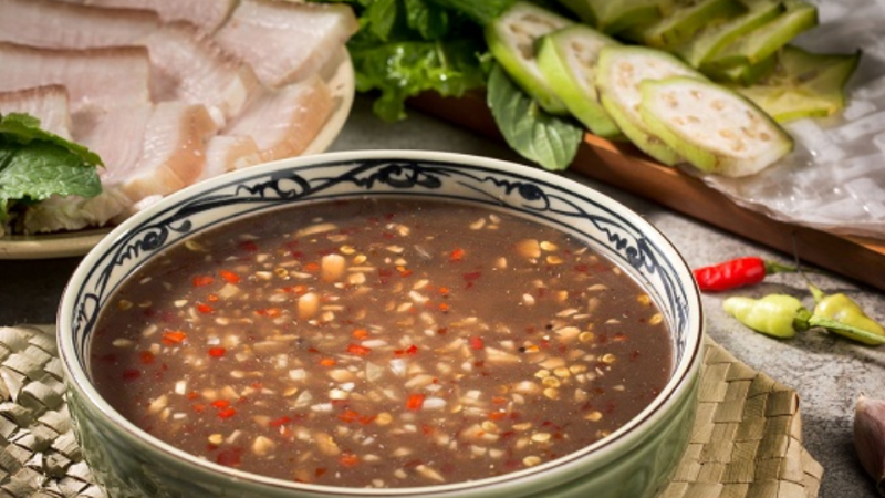 Hàm lượng muối cao là một trong những lý do mẹ bầu nên hạn chế ăn mắm nêm