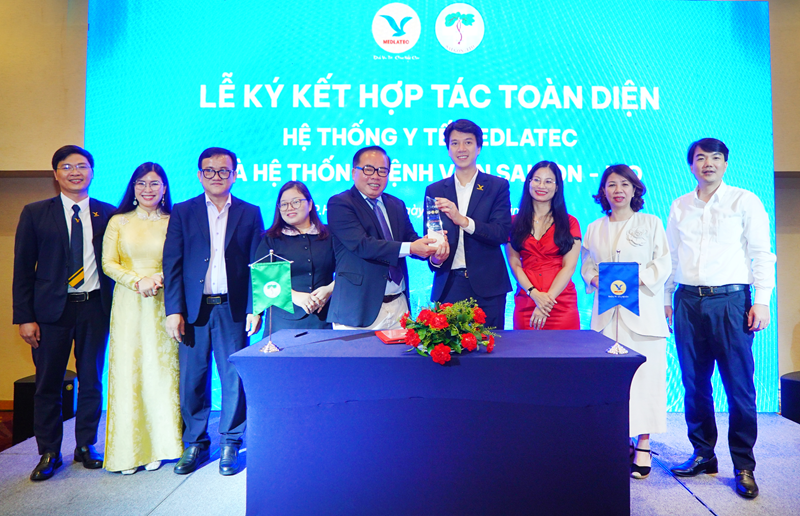 TS. Nguyễn Trí Anh - Tổng Giám đốc Tập đoàn MEDLATEC GROUP (thứ 6 từ trái qua phải) đại diện đoàn nhận quà lưu niệm của SAIGON–ITO trao tặng