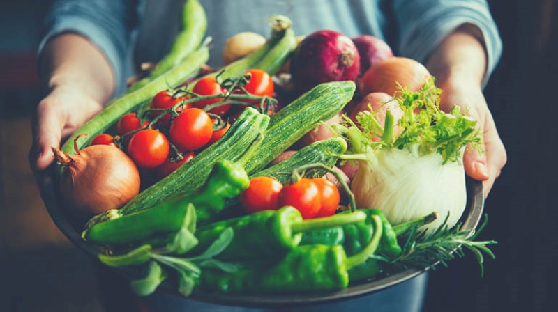 Bệnh nhân gút nên bổ sung nhiều rau xanh và trái cây tươi 