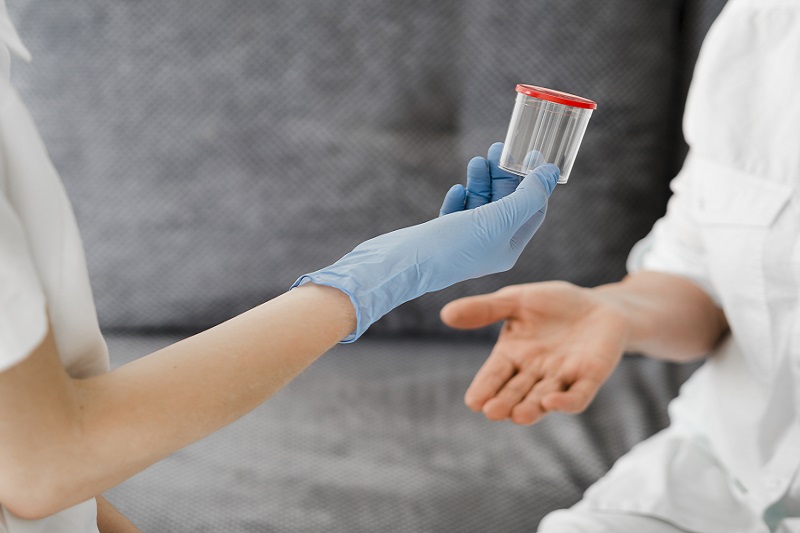 Nam giới nên đến cơ sở y tế kiểm tra nếu có dấu hiệu tinh dịch bất thường