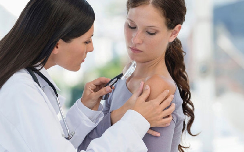 Người bệnh cần chủ động đi khám chuyên khoa Da liễu khi mắc bệnh vảy nến