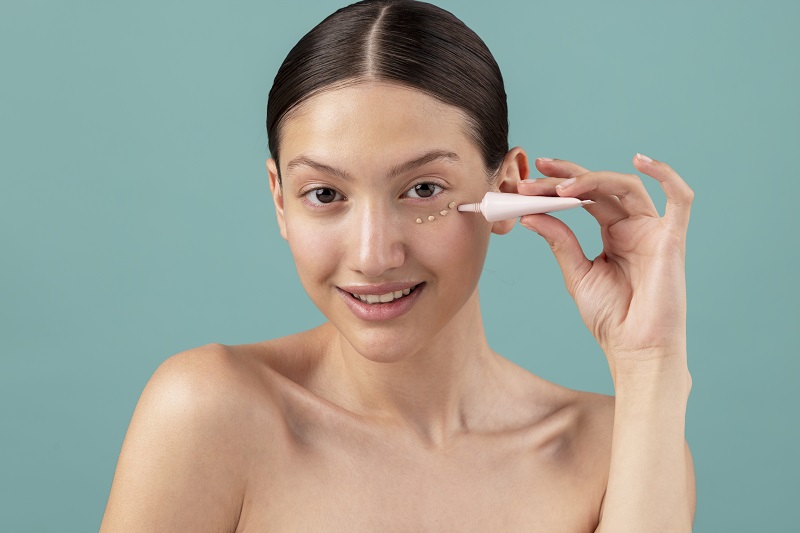 Biết cách thoa kem dưỡng mắt đúng kỹ thuật sẽ giúp trẻ hóa da vùng mặt