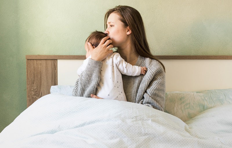 Bế đứng và vỗ ợ hơi sau bú giúp giảm hôi miệng ở trẻ bị trào ngược dạ dày thực quản