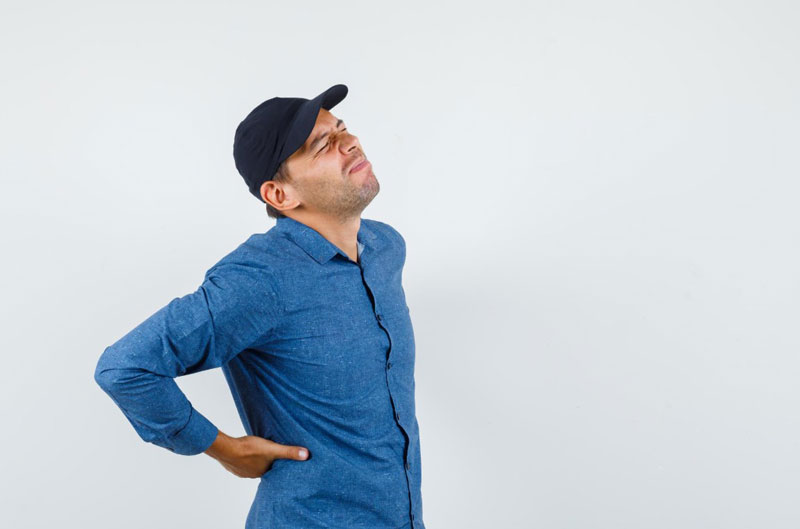 Đau xương hông bên phải có thể âm ỉ kéo dài nhưng cũng có khi bùng phát dữ dội